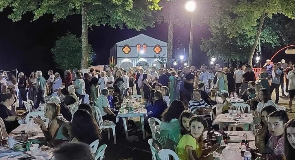 Χρυσή Αλμωπίας: Ενα απέραντο γλέντι στην εκκλησία του χωριού Χρυσή Αλμωπίας: Ενα απέραντο γλέντι στην εκκλησία του χωριού