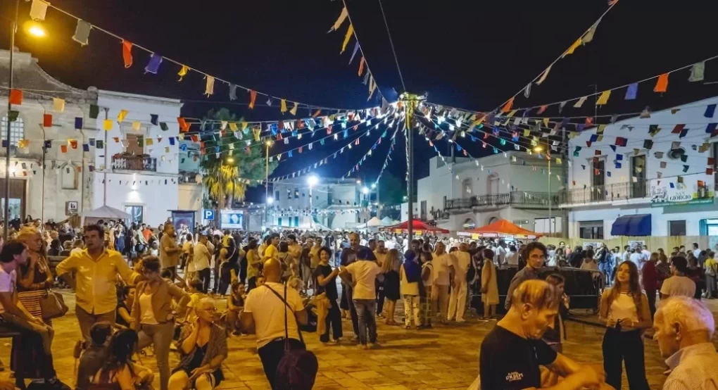 Grecia Salentina: Γνωρίστε τα 11 χωριά της Ιταλίας με τις ελληνικές ονομασίες, όπου τα ελληνικά διδάσκονται στα σχολεία Grecia Salentina: Γνωρίστε τα 11 χωριά της Ιταλίας με τις ελληνικές ονομασίες, όπου τα ελληνικά διδάσκονται στα σχολεία