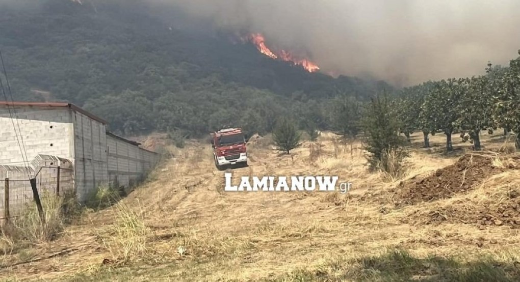 Μαίνεται η φωτιά έξω από την Μακρακώμη – μεγαλώνει το μέτωπο