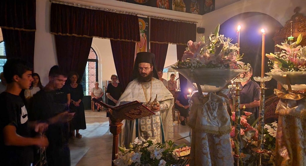 Ο πατήρ Νικανδρος ψάλλει τα εγκώμια στην Παναγία