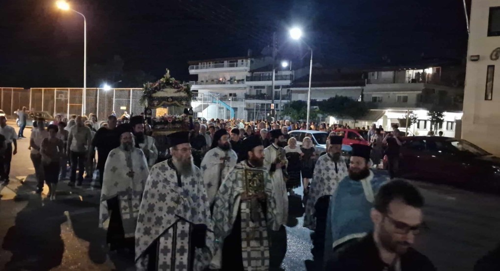 Σκύδρα: Πλήθος κόσμου ακολούθησε τον επιτάφιο της Παναγίας