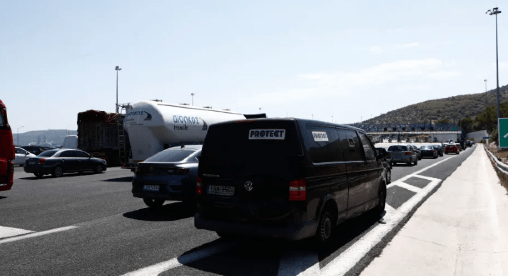 Τεράστια ταλαιπωρία για οδηγούς και επιβάτες από την πυρκαγιά σε βυτιοφόρο Τεράστια ταλαιπωρία για οδηγούς και επιβάτες από την πυρκαγιά σε βυτιοφόρο