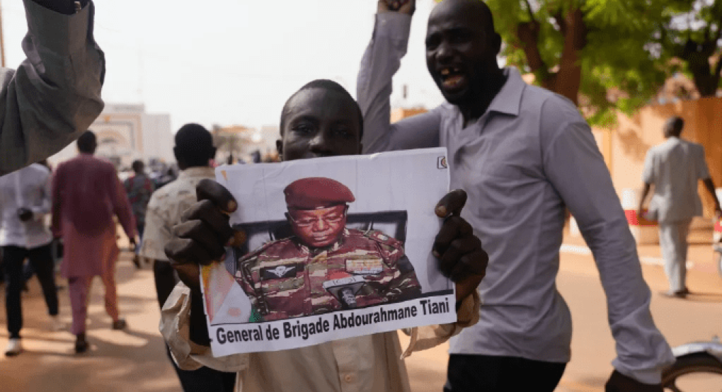 Αντιδράσεις για τις απειλές των πραξικοπηματιών του Νίγηρα ενάντια στον ανατραπέντα πρόεδρο