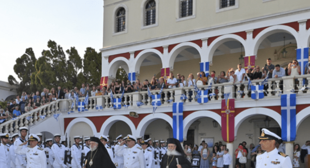 Η μπάντα του Πολεμικού Ναυτικού ψάλει τον Εθνικό Ύμνο στην Τήνο (βίντεο)