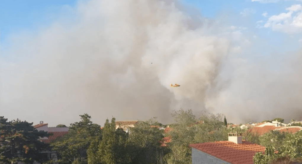 Πυρκαγιά στη νότια Γαλλία και εσπευσμένη απομάκρυνση 3.000 παραθεριστών Πυρκαγιά στη νότια Γαλλία και εσπευσμένη απομάκρυνση 3.000 παραθεριστών