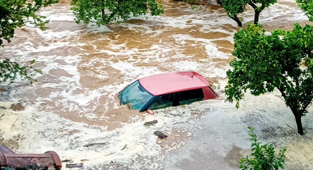 Συγκλονιστικές εικόνες από το Πήλιο: Τα ορμητικά νερά «κατάπιαν» ΙΧ μέσα σε λίγα λεπτά Συγκλονιστικές εικόνες από το Πήλιο: Τα ορμητικά νερά «κατάπιαν» ΙΧ μέσα σε λίγα λεπτά