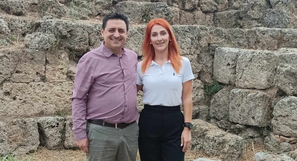 Η Μπουζίνη Ευτυχία στην Κοινωνία σε Κίνηση Η Μπουζίνη Ευτυχία στην Κοινωνία σε Κίνηση