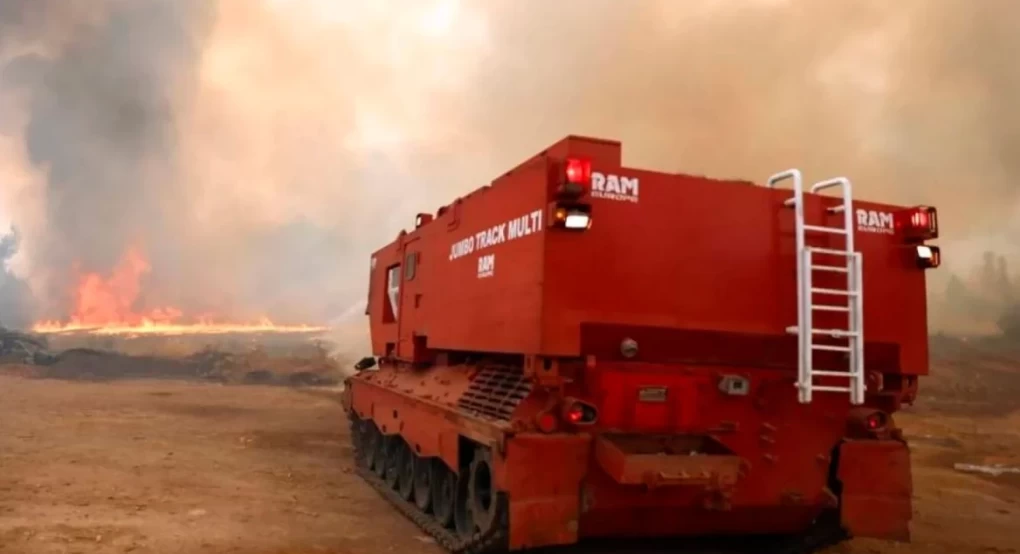 Στη μάχη της κατάσβεσης στη Δαδιά το «πολεμικό» πυροσβεστικό Jumbo Track Multi - Ρίχνει 15.000 λίτρα νερού
