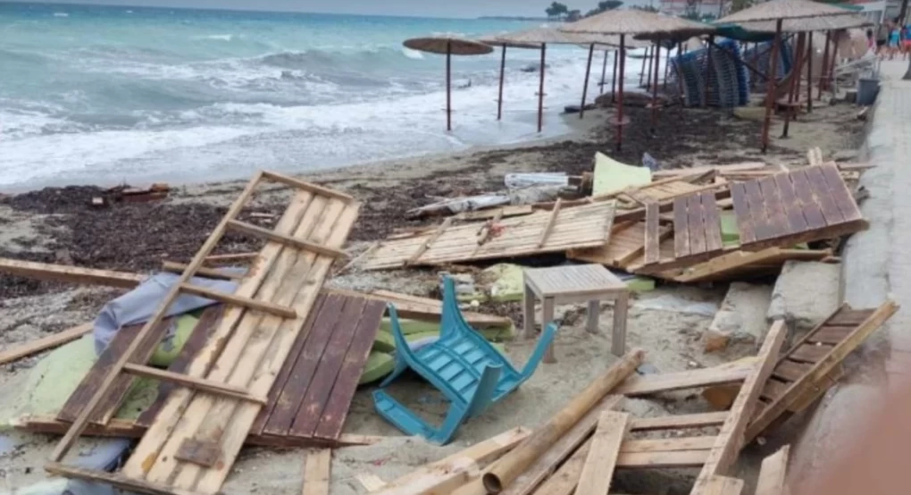 Χαλκιδική: Η θάλασσα μπήκε σε σπίτια και καταστήματα στο Πευκοχώρι Χαλκιδική: Η θάλασσα μπήκε σε σπίτια και καταστήματα στο Πευκοχώρι