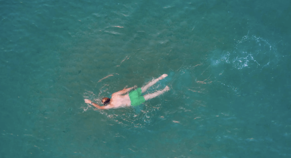 Κορινθιακός: Κολύμπησε 131 χιλιόμετρα χωρίς διακοπή και έκανε παγκόσμιο ρεκόρ