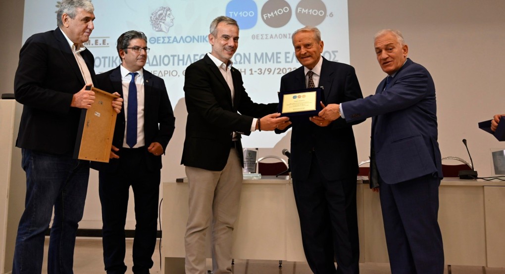 Ο Κ. Ζέρβας βράβευσε τον ιδρυτή των δημοτικών ΜΜΕ της Θεσσαλονίκης Σωτήρη Κούβελα