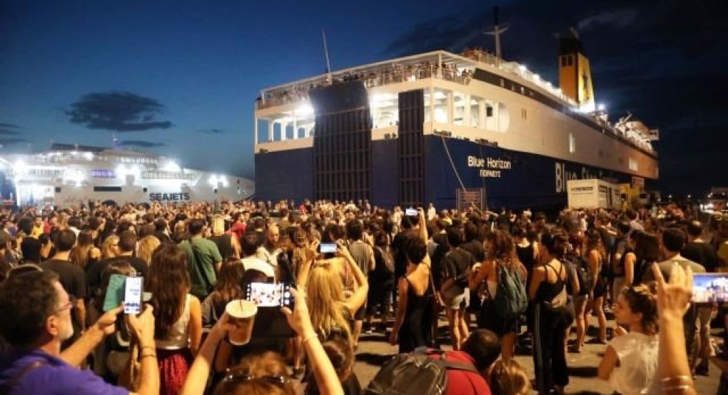 «Καθίστε μέσα, σας βλέπουν και εκνευρίζονται» – Συνομιλία του καπετάνιου με το πλήρωμα «Καθίστε μέσα, σας βλέπουν και εκνευρίζονται» – Συνομιλία του καπετάνιου με το πλήρωμα