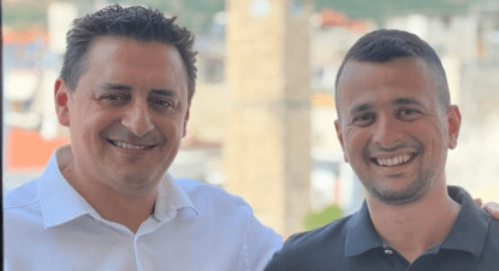 Ο Γιάννης Τσεπκεντζής παρουσιάζει τον "ποδοσφαιράνθρωπο" Δημήτρη Απάζογλου Ο Γιάννης Τσεπκεντζής παρουσιάζει τον "ποδοσφαιράνθρωπο" Δημήτρη Απάζογλου