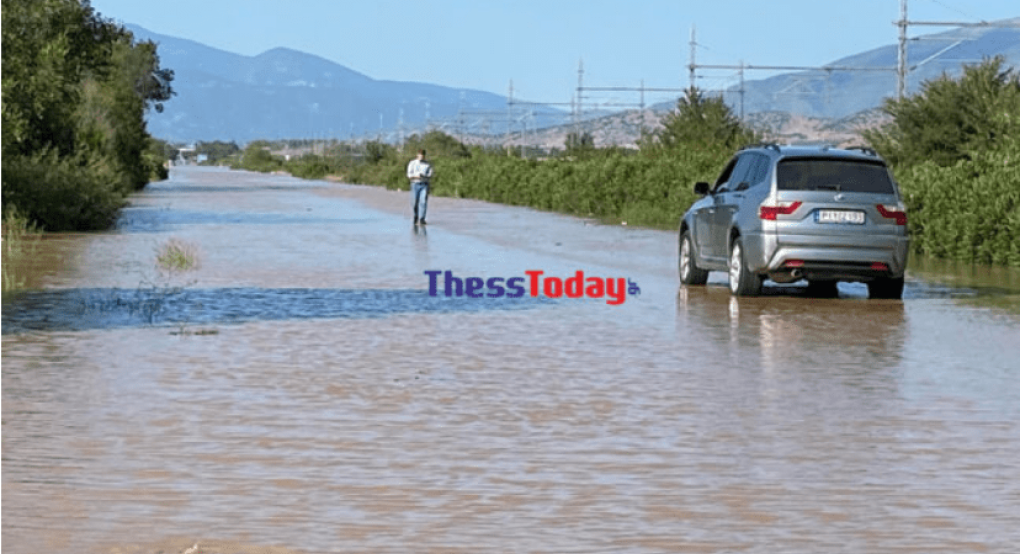 Εγκλωβισμένος οδηγός στο αγροτικό του – Κλειστή η ΠΕΟ Θεσσαλονίκης-Λάρισας Εγκλωβισμένος οδηγός στο αγροτικό του – Κλειστή η ΠΕΟ Θεσσαλονίκης-Λάρισας