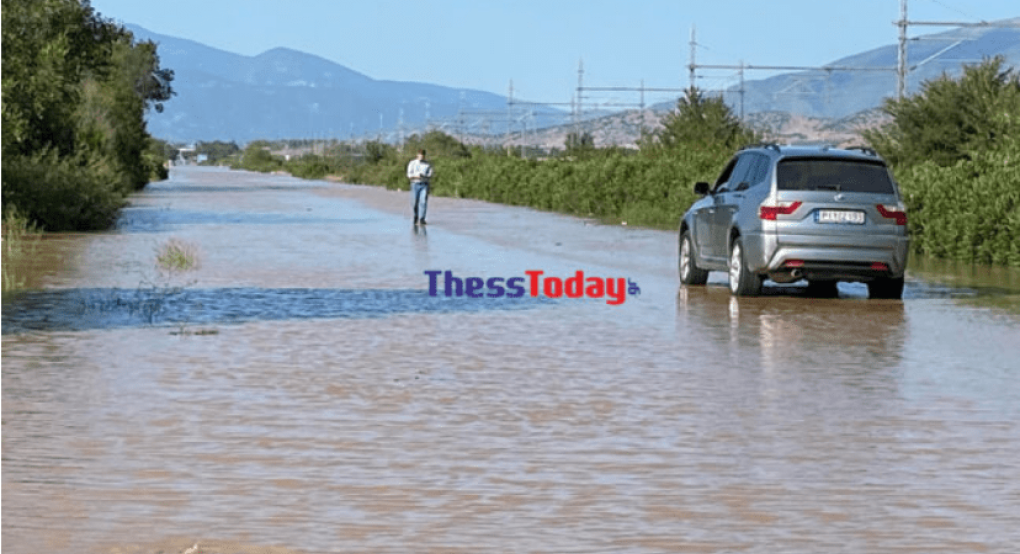 Εγκλωβισμένος οδηγός στο αγροτικό του – Κλειστή η ΠΕΟ Θεσσαλονίκης-Λάρισας