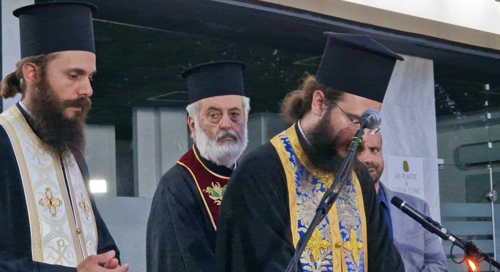 Με τρεις ιερείς ο αγιασμός του Δημήτρη Μπίνου Με τρεις ιερείς ο αγιασμός του Δημήτρη Μπίνου