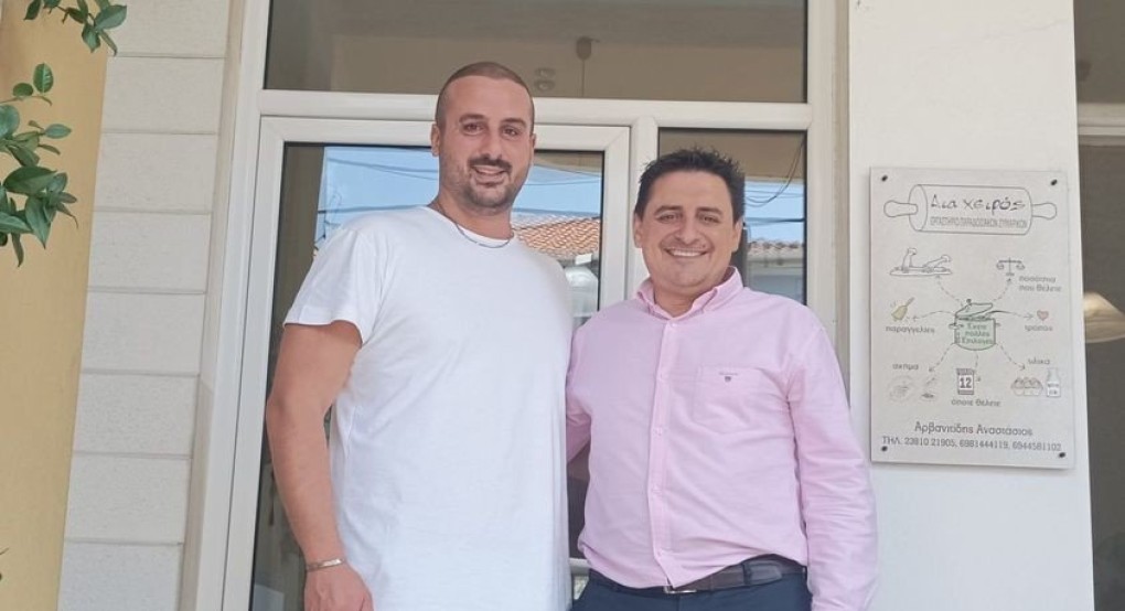 O Αρβανιτίδης Αναστάσιος αγκαλιά με την Κοινωνία σε Κίνηση και τον Γιάννη Τσεπκεκντζή