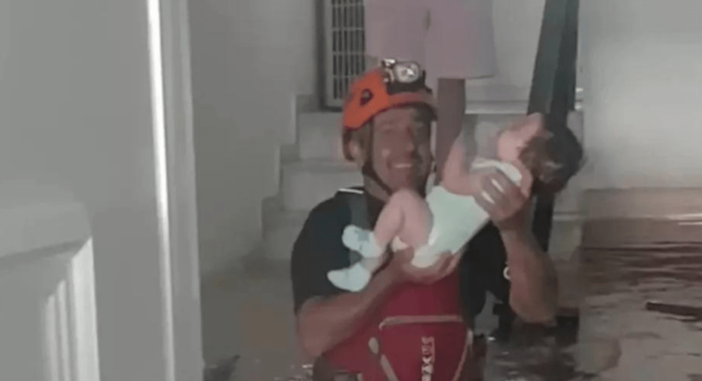 Συγκλονίζει βίντεο της ΕΜΑΚ με τον απεγκλωβισμό μωρού από πλημμυρισμένο σπίτι στη Θεσσαλία