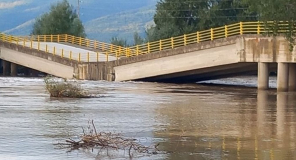 Λάρισα: Κατέρρευσε η γέφυρα στον Παλαιόπυργο Λάρισα: Κατέρρευσε η γέφυρα στον Παλαιόπυργο