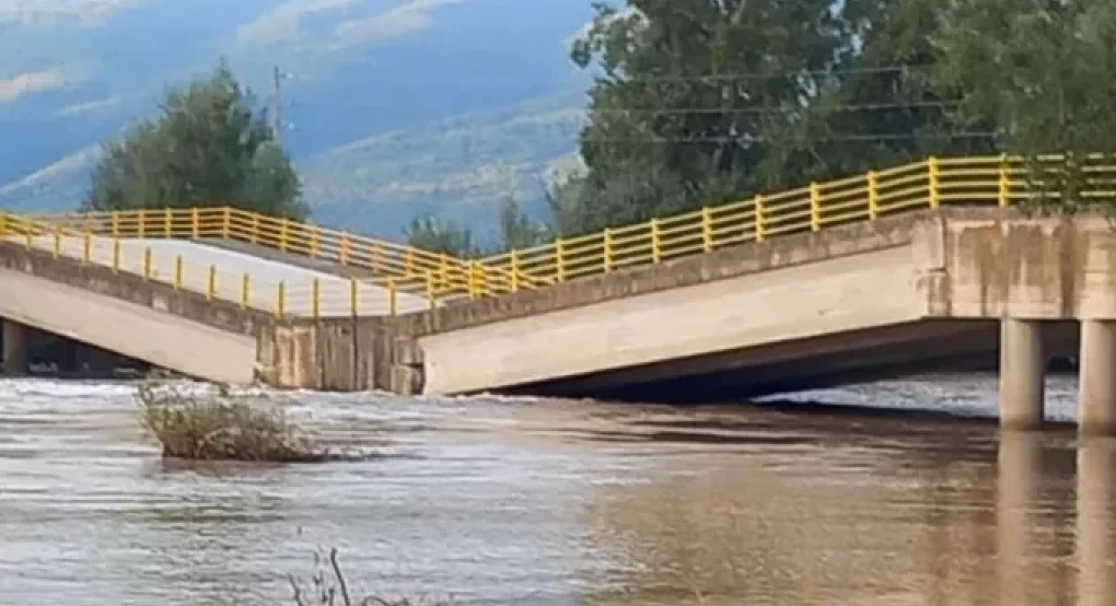 Κατέρρευσε η γέφυρα στον Παλαιόπυργο Λάρισας Κατέρρευσε η γέφυρα στον Παλαιόπυργο Λάρισας