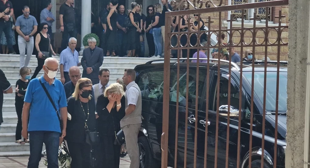 Καλαμαριά: «Γιατί το έκανες αυτό» - «Παγωμάρα» στην κηδεία του αστυνομικού που σκότωσε την πρώην σύζυγό Καλαμαριά: «Γιατί το έκανες αυτό» - «Παγωμάρα» στην κηδεία του αστυνομικού που σκότωσε την πρώην σύζυγό
