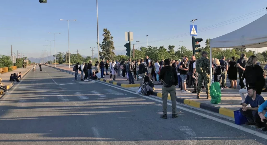 Η γέφυρα της... υπομονής στη Λάρισα: Δεκάδες περιμένουν επί ώρες να περάσουν απέναντι, πάνω σε εκσκαφείς Η γέφυρα της... υπομονής στη Λάρισα: Δεκάδες περιμένουν επί ώρες να περάσουν απέναντι, πάνω σε εκσκαφείς