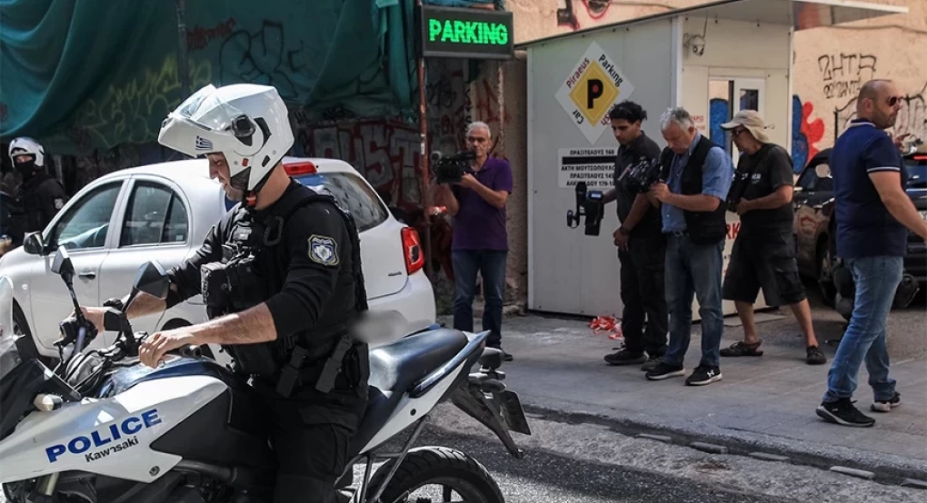 Στον ανακριτή σήμερα ο 68χρονος που σκότωσε τον 39χρονο υπάλληλο πάρκινγκ μέσα στη μέση του δρόμου στον Πειραιά Στον ανακριτή σήμερα ο 68χρονος που σκότωσε τον 39χρονο υπάλληλο πάρκινγκ μέσα στη μέση του δρόμου στον Πειραιά