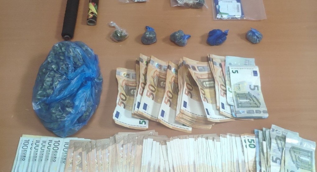 ΄Σύλληψη για ναρκωτικά: Βρέθηκαν με χιλιάδες ευρώ κρυμμένα σπίτι τους ΄Σύλληψη για ναρκωτικά: Βρέθηκαν με χιλιάδες ευρώ κρυμμένα σπίτι τους