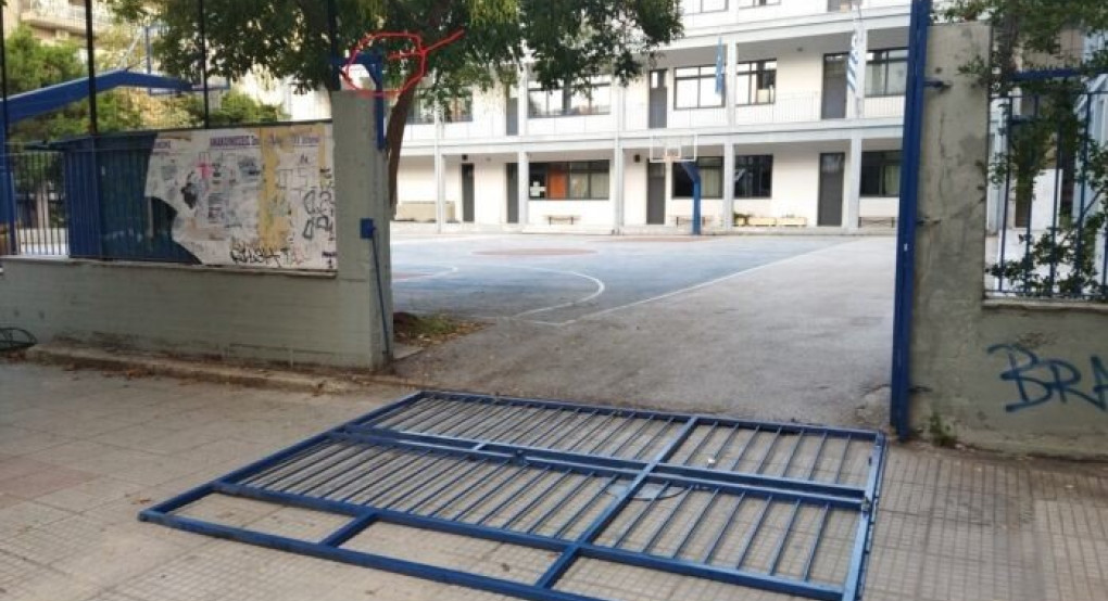 Κατέρρευσε η καγκελόπορτα του 2ου ΕΠΑΛ Βόλου- Χτύπησε εκπαιδευτικός στο κεφάλι Κατέρρευσε η καγκελόπορτα του 2ου ΕΠΑΛ Βόλου- Χτύπησε εκπαιδευτικός στο κεφάλι