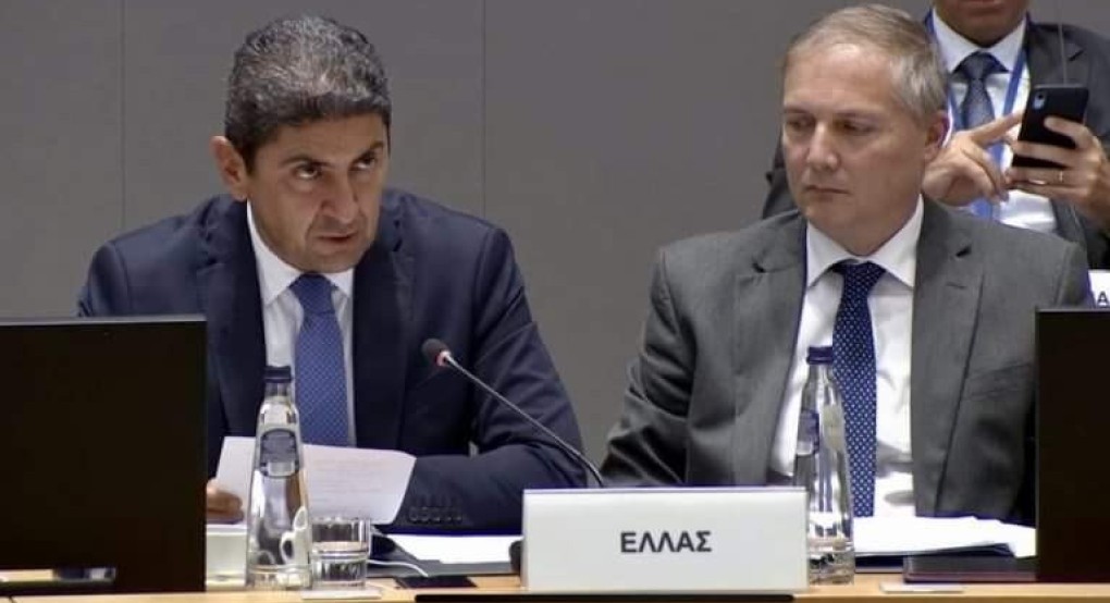 Εύσημα Καρασμάνη στον Λευτέρη Αυγενάκη Εύσημα Καρασμάνη στον Λευτέρη Αυγενάκη