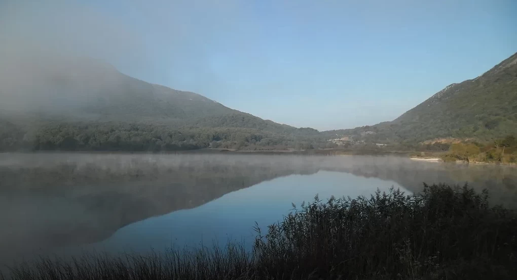 Ζαραβίνα: Mία μικρή, άγνωστη λίμνη με σπάνιο οικοσύστημα στα Ιωάννινα