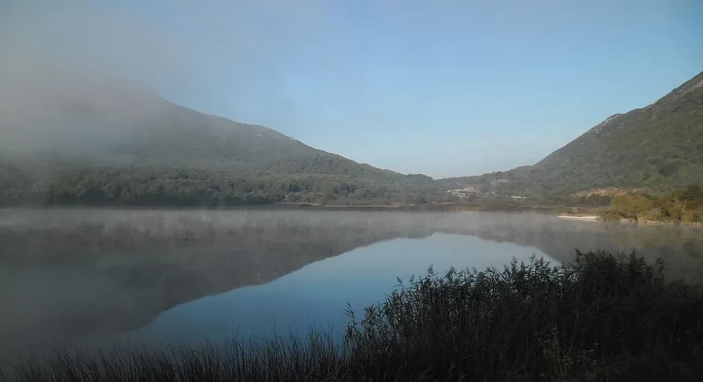 Ζαραβίνα: Mία μικρή, άγνωστη λίμνη με σπάνιο οικοσύστημα στα Ιωάννινα Ζαραβίνα: Mία μικρή, άγνωστη λίμνη με σπάνιο οικοσύστημα στα Ιωάννινα