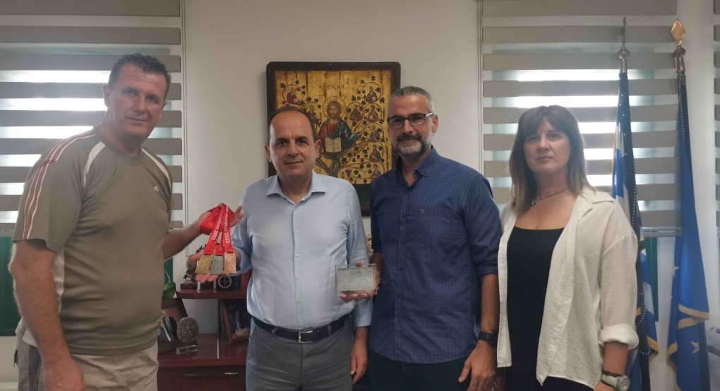 Δρόμος Θυσίας 2023: Ο Δήμαρχος Πέλλας παρουσιάζει το μετάλλιο του 10ου PELLA HALF MARATHON Δρόμος Θυσίας 2023: Ο Δήμαρχος Πέλλας παρουσιάζει το μετάλλιο του 10ου PELLA HALF MARATHON