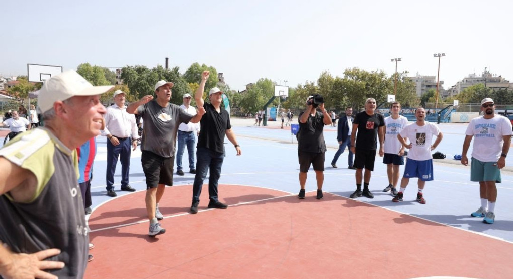 Ο Περιφερειάρχης Κεντρικής Μακεδονίας Απόστολος Τζιτζικώστας στο Τουρνουά Μπάσκετ «ΟΧΙ ΣΤΗ ΒΙΑ», που διοργανώθηκε στη μνήμη του Άλκη Καμπανού Ο Περιφερειάρχης Κεντρικής Μακεδονίας Απόστολος Τζιτζικώστας στο Τουρνουά Μπάσκετ «ΟΧΙ ΣΤΗ ΒΙΑ», που διοργανώθηκε στη μνήμη του Άλκη Καμπανού