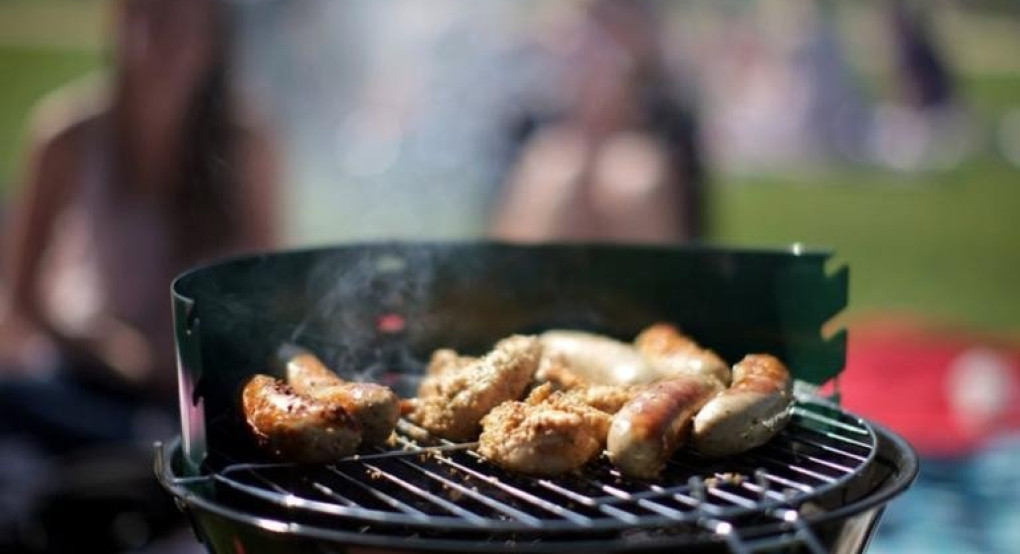 Θα πάει η τσίκνα σύννεφο! Μαζικό μπάρμπεκιου έξω από το σπίτι της vegan