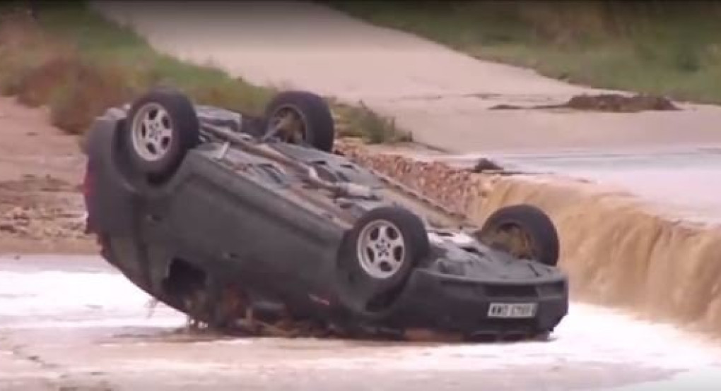 Σφοδρή κακοκαιρία στην Ισπανία-Παγιδεύτηκαν στα αυτοκίνητά τους και πέθαναν