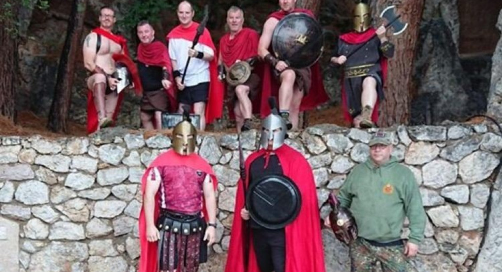 Απίστευτο: Άγγλοι θα περπατήσουν από τους Δελφούς στις Θερμοπύλες με αρχαιοελληνική περιβολή σαν τους… 300