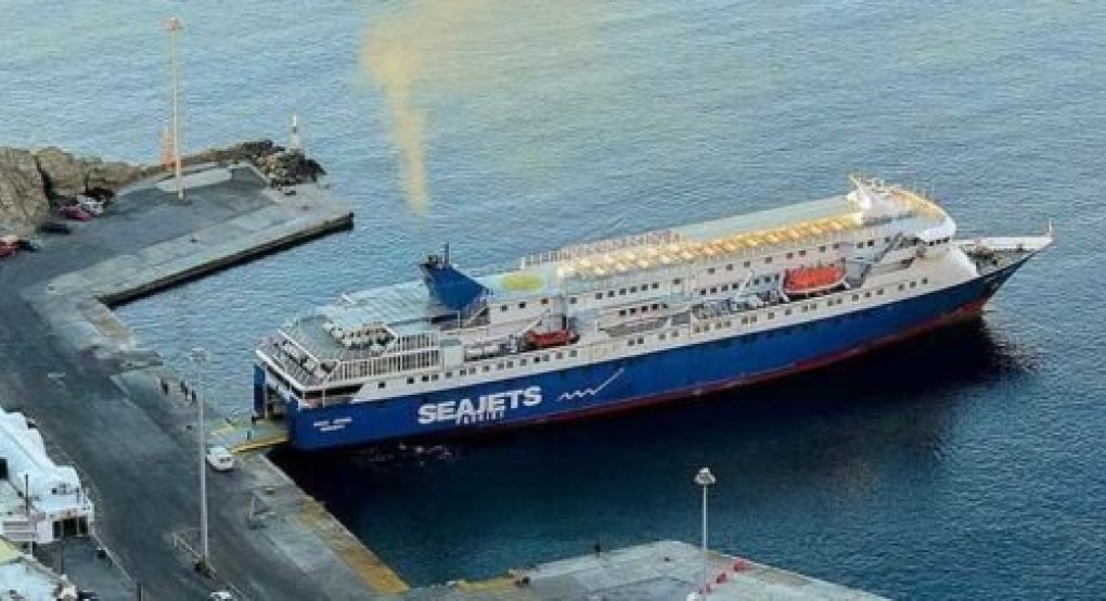 Πανικός στη Σαντορίνη: Φορτηγό προσέκρουσε σε καταπέλτη πλοίου