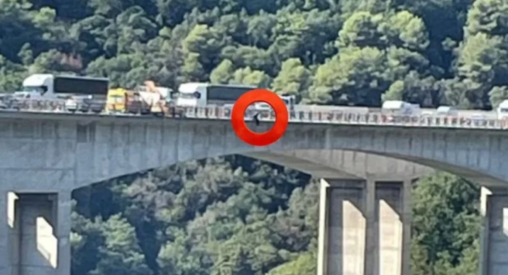 Συναγερμός στη Γαλλία - Ποδοσφαιριστής της Νις απειλεί να αυτοκτονήσει Συναγερμός στη Γαλλία - Ποδοσφαιριστής της Νις απειλεί να αυτοκτονήσει
