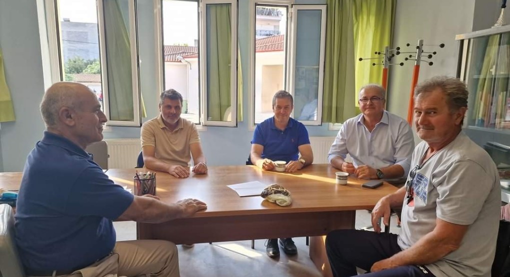 Επίσκεψη του Δημήτρη Μπίνου σε σχολικές μονάδες της Αλμωπίας Επίσκεψη του Δημήτρη Μπίνου σε σχολικές μονάδες της Αλμωπίας