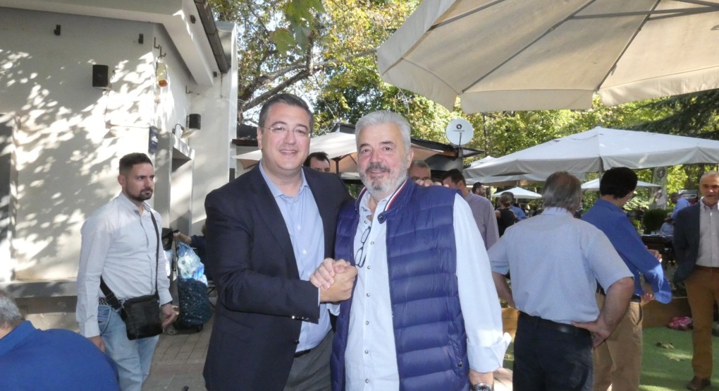 Ο Απόστολος Τζιτζικώστας στην Έδεσσα μαζί με τον Γιάννη Μουράτογλου Ο Απόστολος Τζιτζικώστας στην Έδεσσα μαζί με τον Γιάννη Μουράτογλου