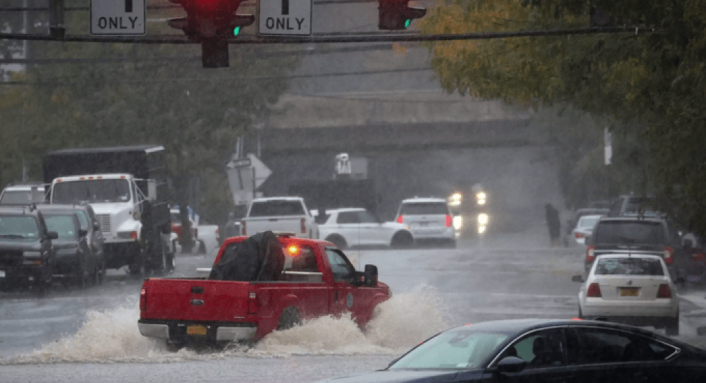 Νέα Υόρκη: Βούλιαξε η πόλη από τις σφοδρές βροχοπτώσεις της καταιγίδας Ophelia – Θυμίζουν λιμνοθάλασσα πολλές περιοχές