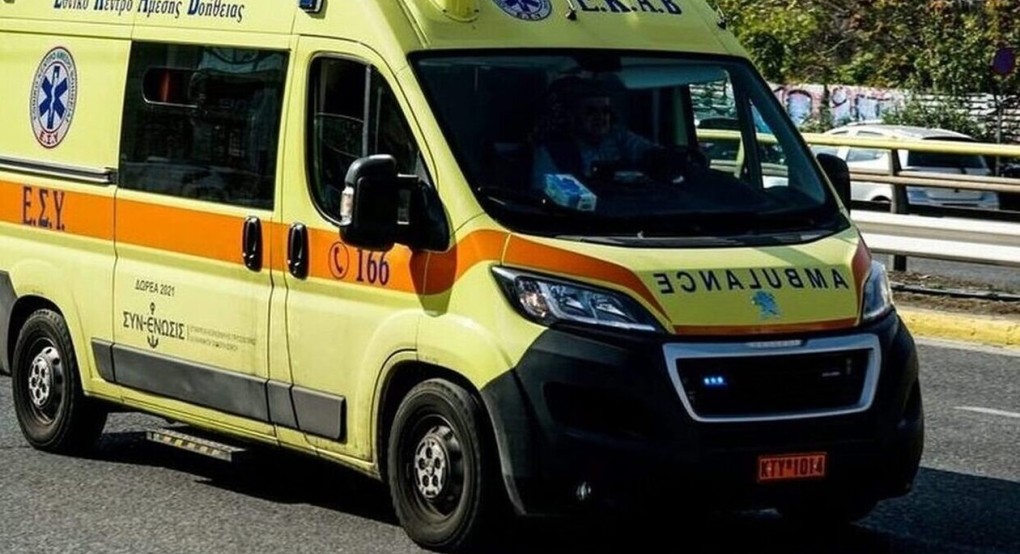Σεβαστειανά Σκύδρας: Απέφυγε τον κίνδυνο η 22χρονη που παρασύρθηκε από ασθενοφόρο Σεβαστειανά Σκύδρας: Απέφυγε τον κίνδυνο η 22χρονη που παρασύρθηκε από ασθενοφόρο