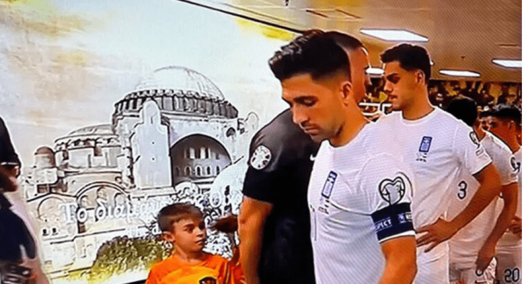 «Σκάνδαλο» είδαν οι Τούρκοι στην απεικόνιση της Αγια-Σοφιάς χωρίς μιναρέδες, στο γήπεδο της ΑΕΚ!