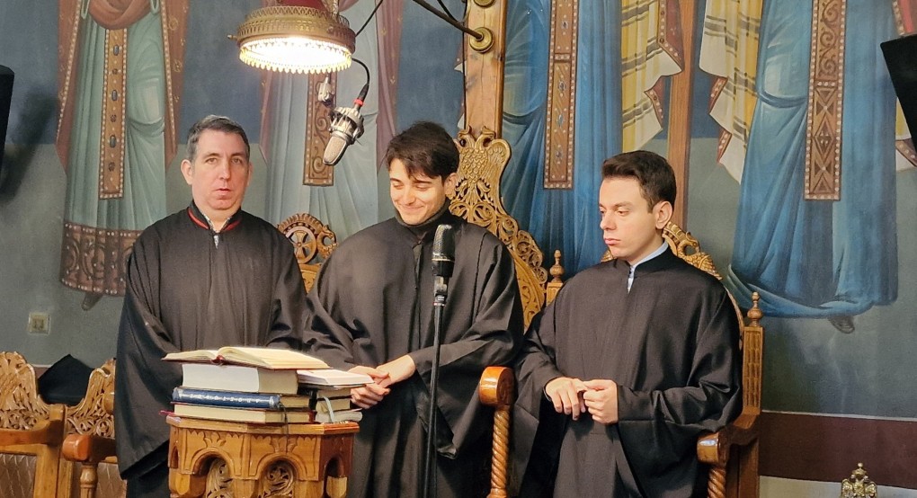 Ο Αρσένης Χαραλαμπίδης ψάλλει τη Υπερμάχω Στρατηγώ