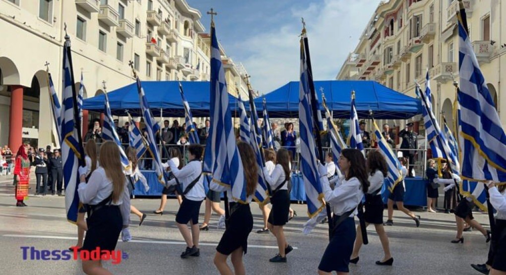 Θεσσαλονίκη: Με χειροκροτήματα η μαθητική παρέλαση για την 28η Οκτωβρίου