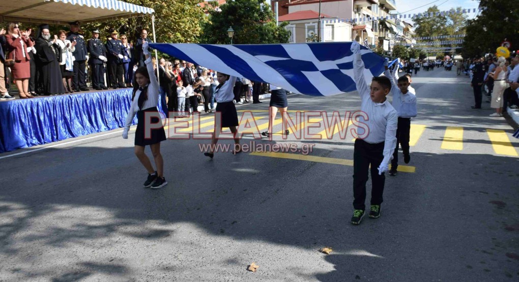 Η μαθητική παρέλαση στη Σκύδρα για την επέτειο της 28ης Οκτωβρίου (βίντεο/φώτο)