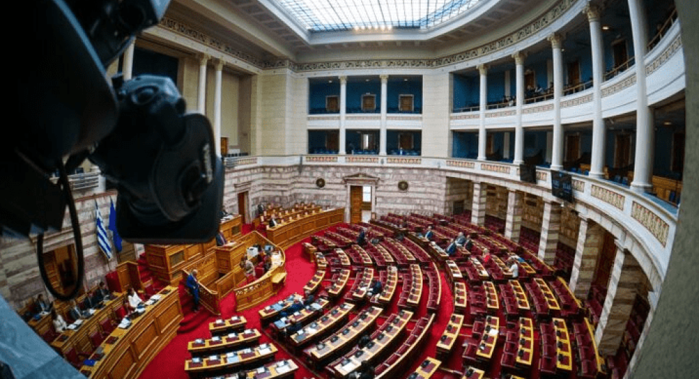 ΥΠΕΝ: Κατατέθηκε στη Βουλή η διάταξη για την αγορά ρεύματος το 2024 – Ειδικό τιμολόγιο προμήθειας για όλους