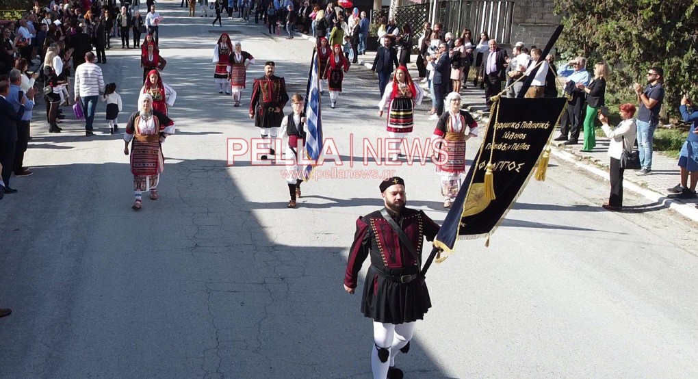 Περήφανα η παρέλαση στους Γαλατάδες (φωτογραφίες/βιντεο)