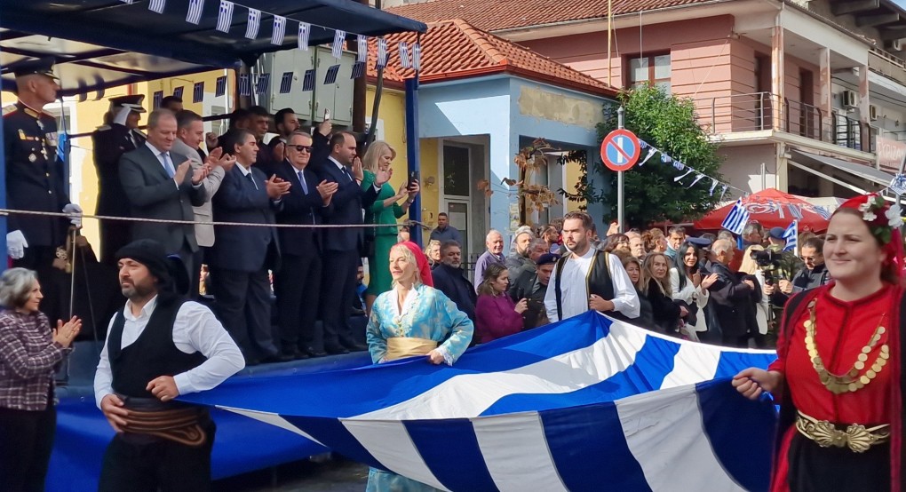 Περηφάνια και Ομοψυχία από τους συλλόγους της Αλμωπίας Περηφάνια και Ομοψυχία από τους συλλόγους της Αλμωπίας
